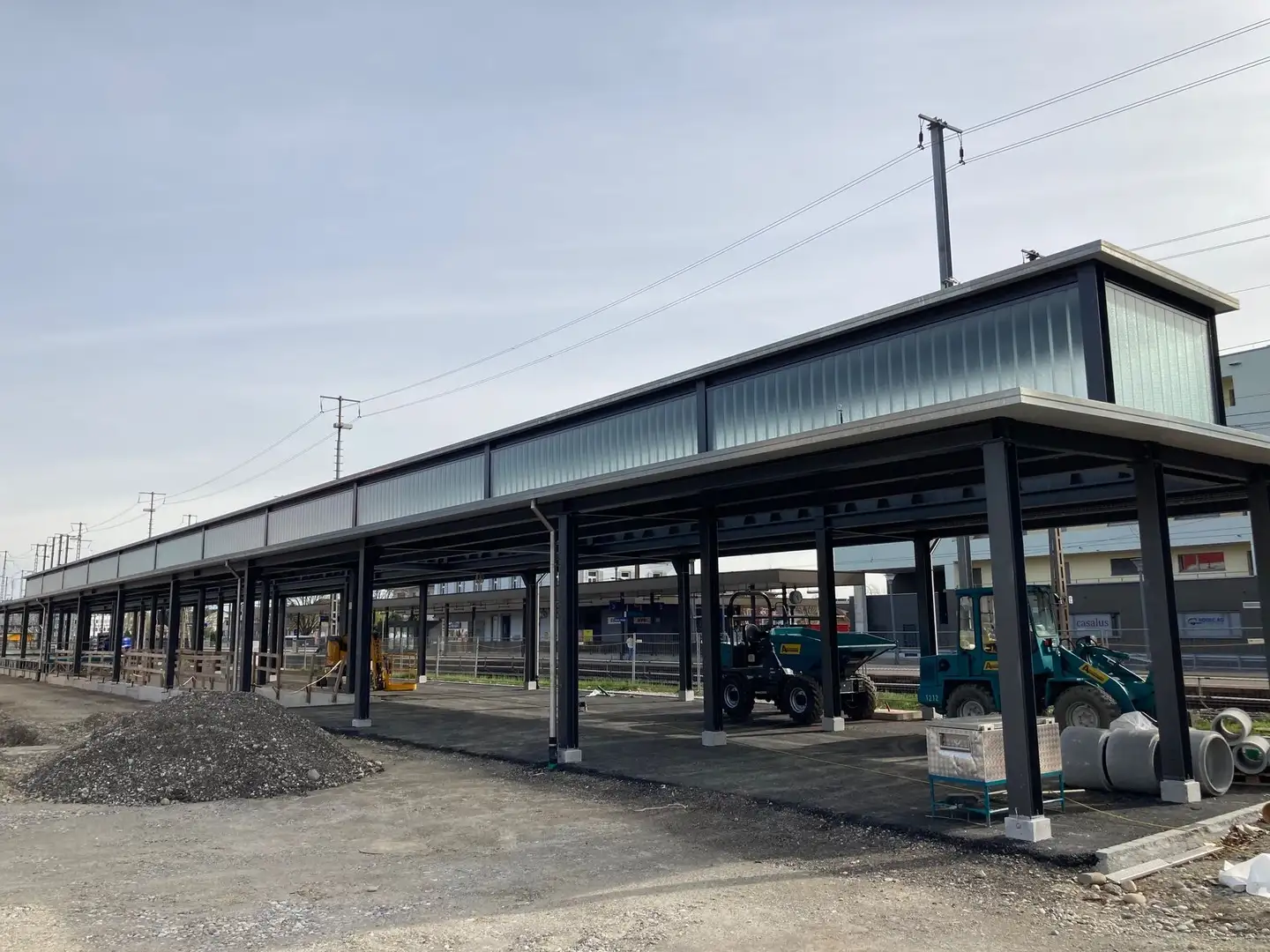 Ankunftshalle Bahnhof Ost in Aarburg mit Profilglas-Lichtband