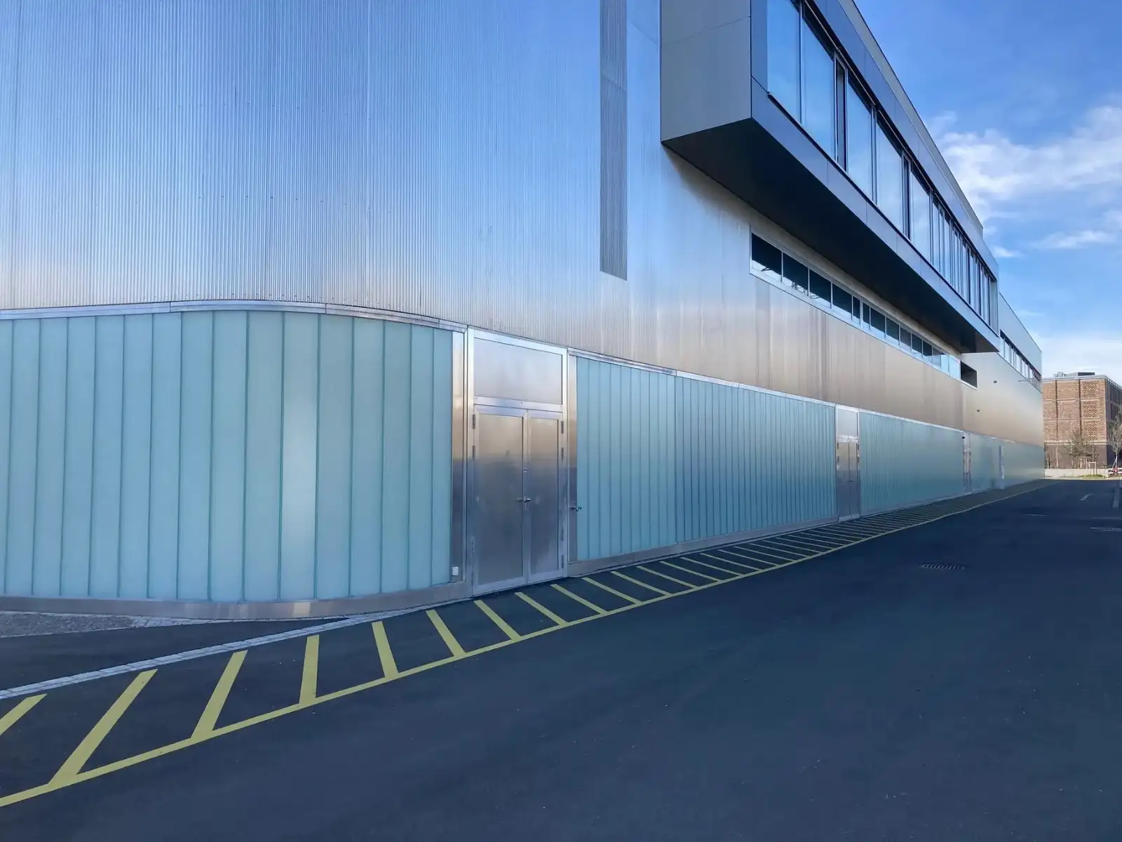 Profilglas-Fassade der Zürich International School in Adliswil