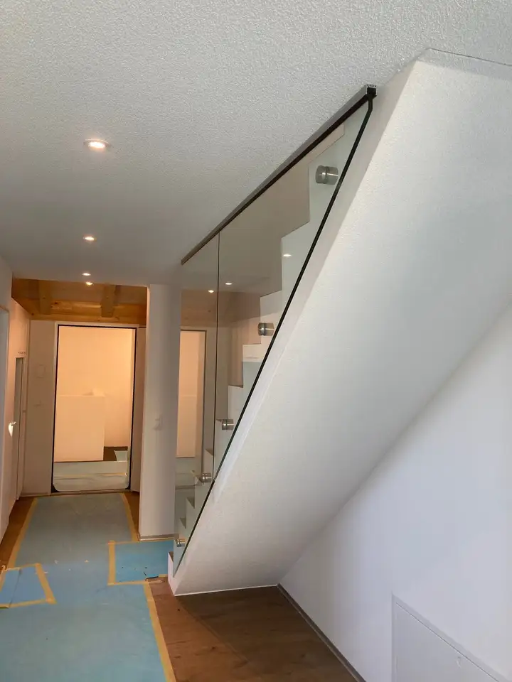 Treppe mit Glasgeländer im MFH Zelg in Riggisberg