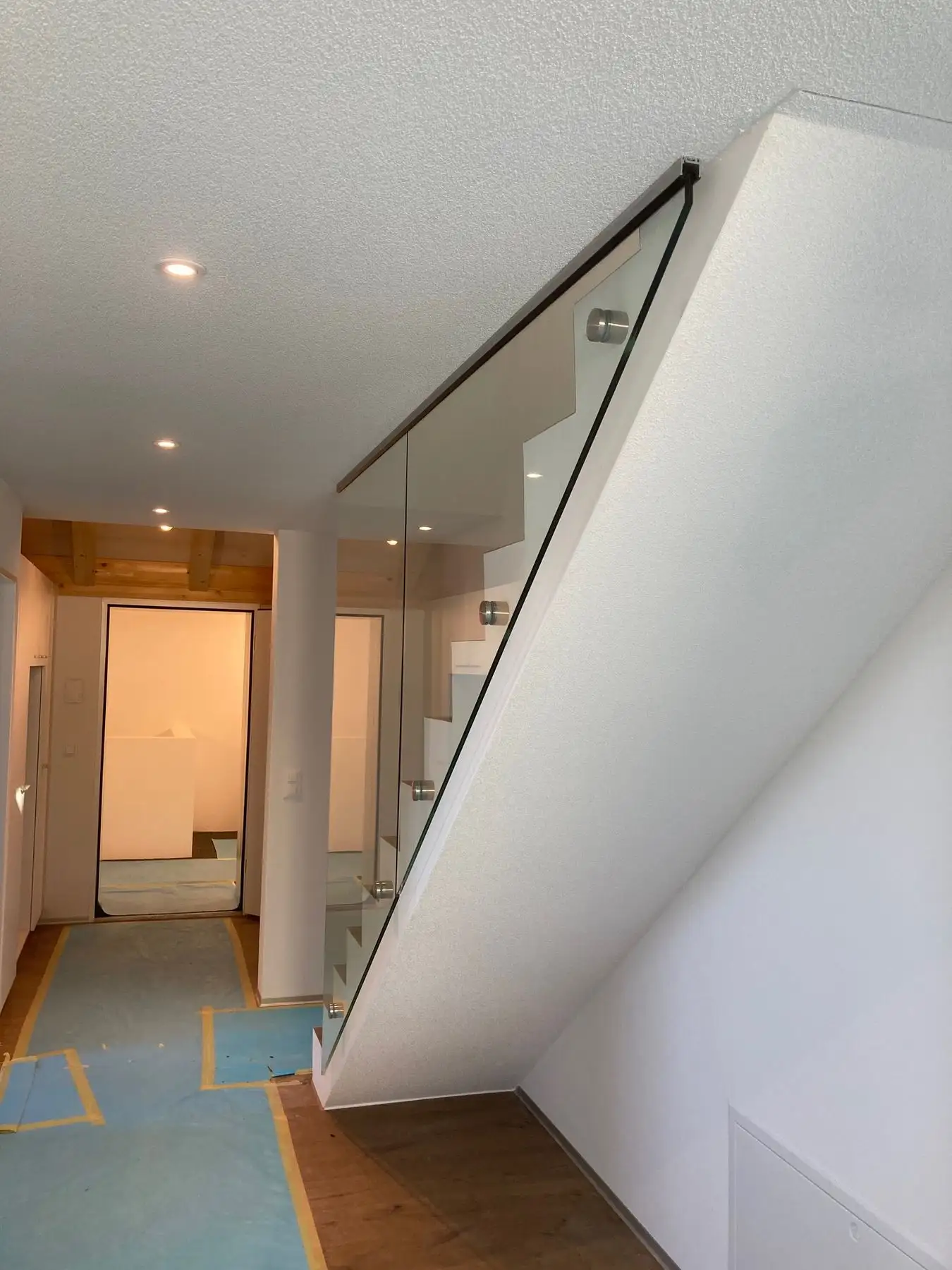 Treppe mit Glasgeländer im MFH Zelg in Riggisberg