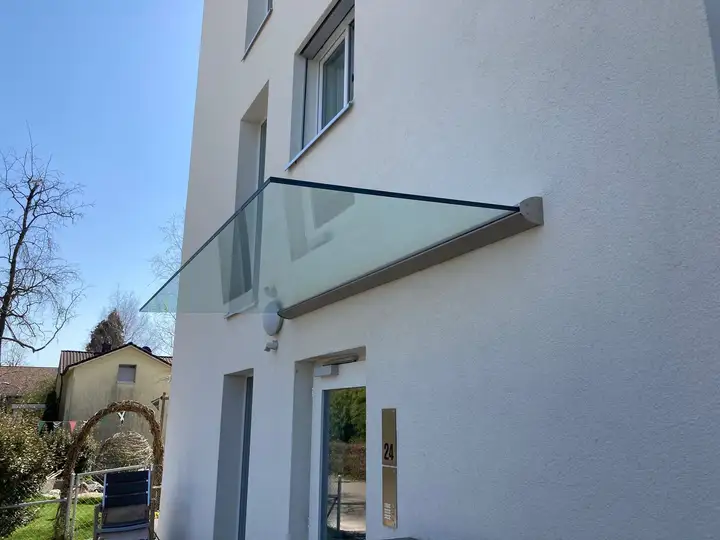Glasvordach über einem Hauseingang